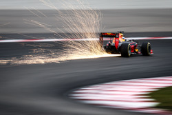 Daniel Ricciardo, Red Bull Racing RB12 fait des étincelles