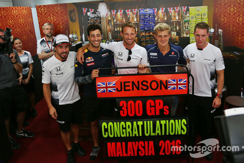 Jenson Button, McLaren Honda, feiert seinen 300. Grand Prix mit Fernando Alonso, Daniel Ricciardo, Marcus Ericsson und Stoffel Vandoorne
