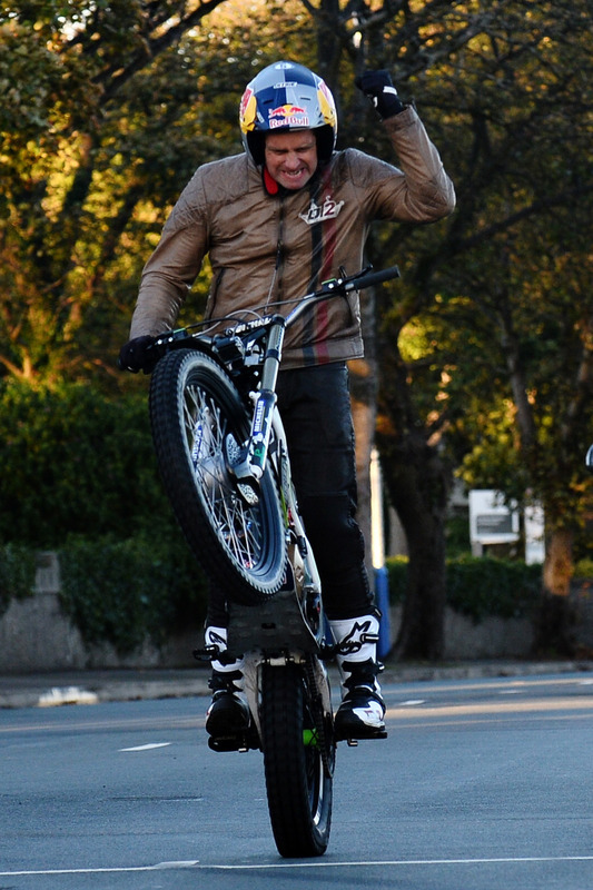 Dougie Lampkin recorre la Isla de Man sobre una rueda
