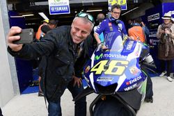 Matt Leblanc con la Yamaha de Valentino Rossi