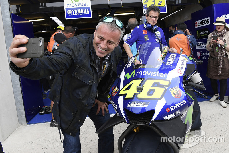 Matt Leblanc con la Yamaha de Valentino Rossi