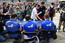 #36 Signatech Alpine A460: Gustavo Menezes, Nicolas Lapierre, Stéphane Richelmi
