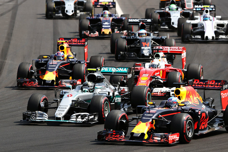 Inicio acción: Daniel Ricciardo, Red Bull Racing RB12 conduce a Lewis Hamilton, híbrido de Mercedes 