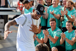 Le vainqueur Lewis Hamilton, Mercedes AMG F1 fête la victoire avec son équipe