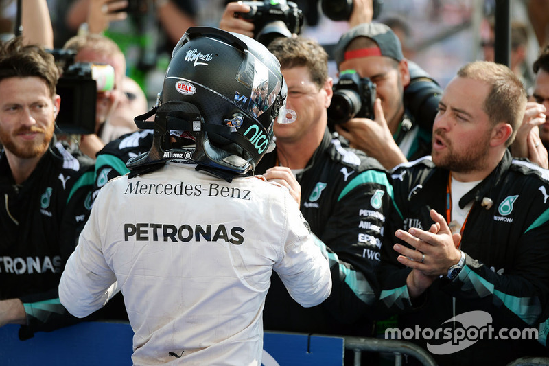 Nico Rosberg, Mercedes AMG F1 celebra su segundo puesto con el equipo de parc ferme