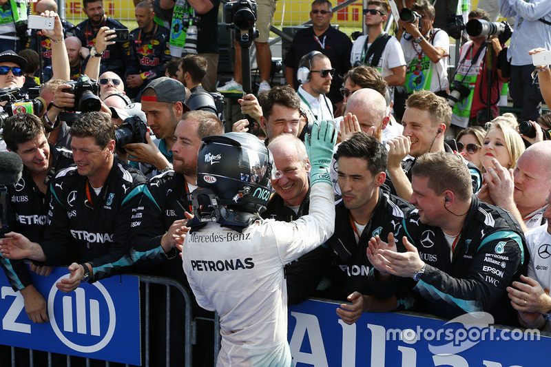 Segundo, Nico Rosberg, Mercedes AMG F1 W07 Hybrid en el parc ferme