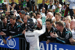 Друге місце Ніко Росберг, Mercedes AMG F1 W07 Hybrid в закритому парку