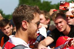 Sebastian Vettel, Ferrari firma autografi ai tifosi