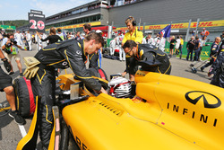 Kevin Magnussen, Renault Sport F1 Team RS16 on the grid