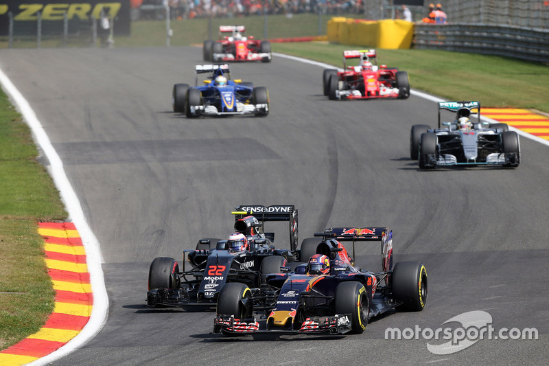 Daniil Kvyat, Scuderia Toro Rosso STR11 e Jenson Button, McLaren MP4-31 lottano per la posizione