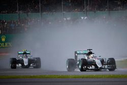 Lewis Hamilton, Mercedes AMG F1 W07 Hybrid devant Nico Rosberg, Mercedes AMG F1 W07 Hybri