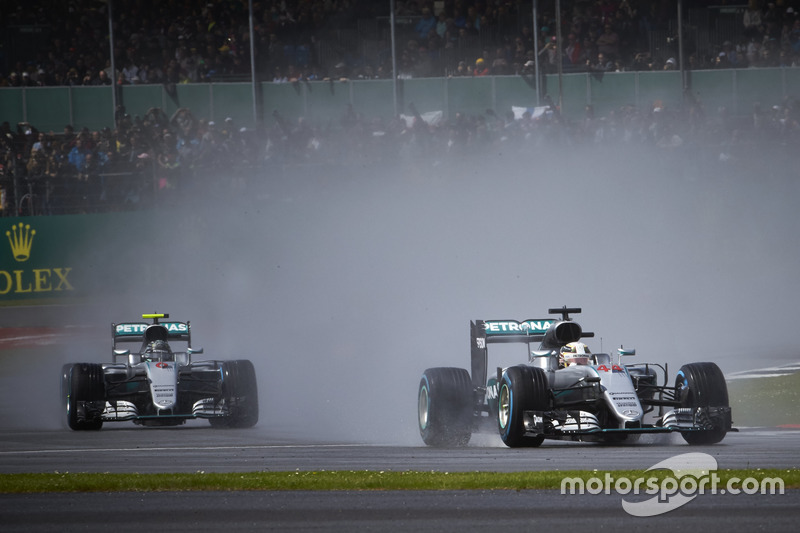 Lewis Hamilton, Mercedes AMG F1 W07 Hybrid vor Nico Rosberg, Mercedes AMG F1 W07 Hybri