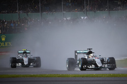 Lewis Hamilton, Mercedes AMG F1 W07 Hybrid leads Nico Rosberg, Mercedes AMG F1 W07 Hybri