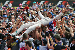 Race winner Lewis Hamilton, Mercedes AMG F1 celebrates with the fans