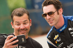 Simon Pagenaud, Team Penske Chevrolet prend un selfie avec un fan