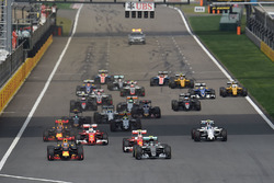 Daniel Ricciardo, Red Bull Racing RB12 en Nico Rosberg, Mercedes AMG F1 Team W07 bij de start