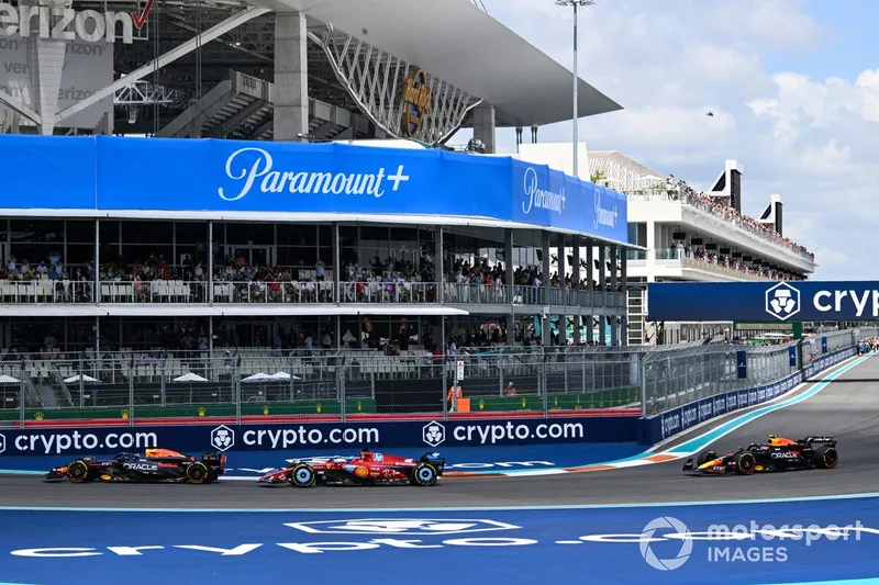 Max Verstappen, Red Bull Racing RB20, devance Charles Leclerc, Ferrari SF-24, et Sergio Perez, Red Bull Racing RB20.