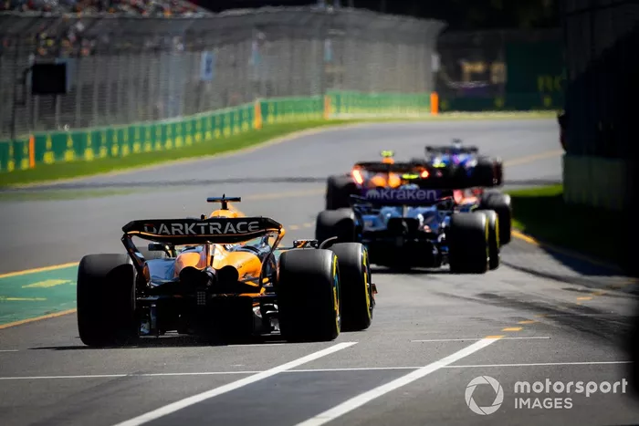 Oscar Piastri, McLaren MCL38, sale de boxes