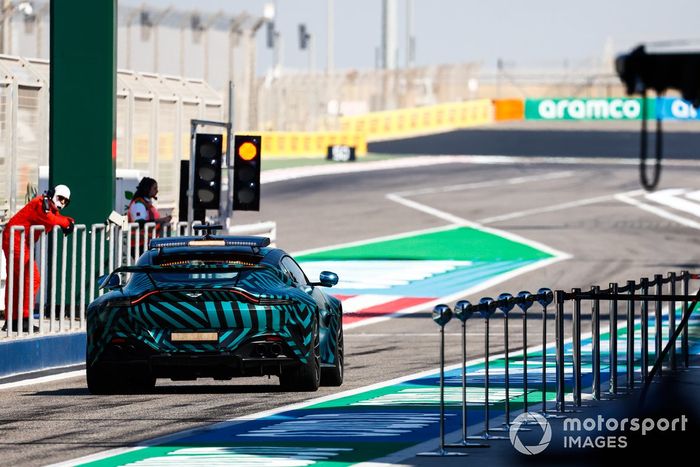 Aston Martin Vantage Safety Car a la salida de boxes