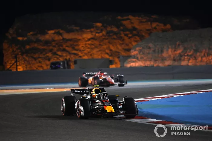 Sergio Perez, Red Bull Racing RB20, Charles Leclerc, Ferrari SF-24