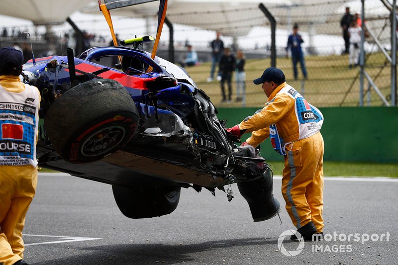 Los comisarios retiran el coche accidentado de Alexander Albon, Toro Rosso STR14
