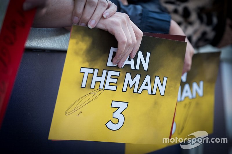 Autógrafos de Daniel Ricciardo, Renault F1 Team