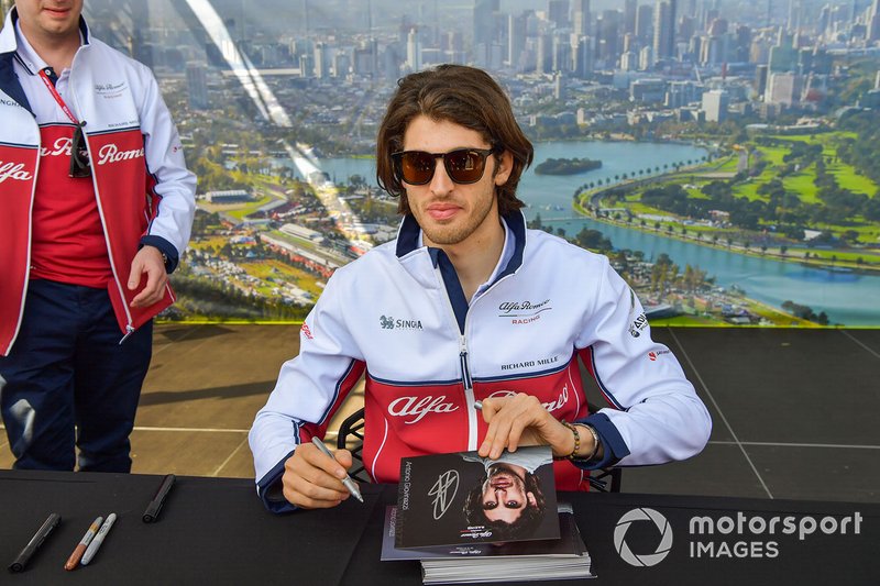 Antonio Giovinazzi, Alfa Romeo, membubuhkan tanda tangan untuk fans 