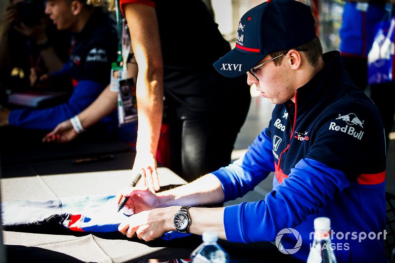 Daniil Kvyat, Toro Rosso signs autographs for fans