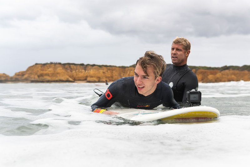 Pierre Gasly fa surf a Torquay