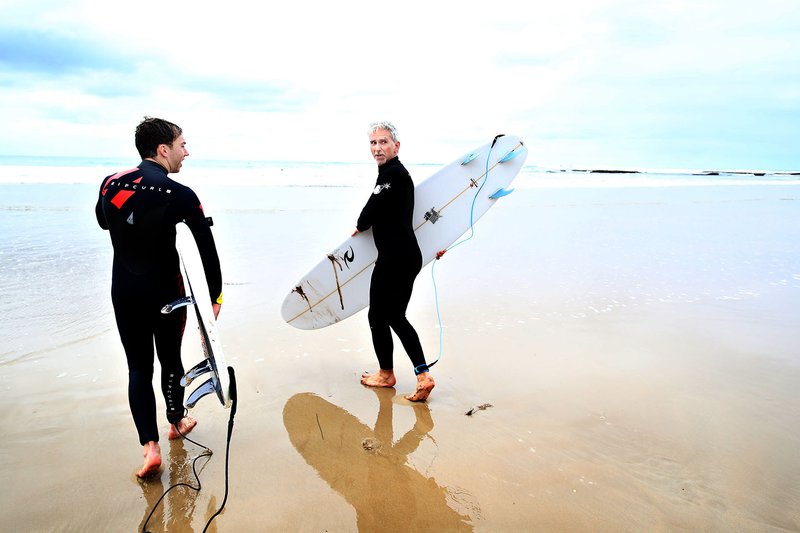 Pierre Gasly, Red Bull Racing, va a fare surf con Damon Hill