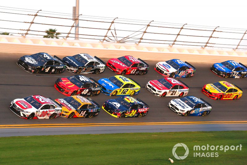 Erik Jones, Joe Gibbs Racing, Toyota Camry Sport Clips and Clint Bowyer, Stewart-Haas Racing, Ford Mustang Rush Truck Centers/Mobil 1