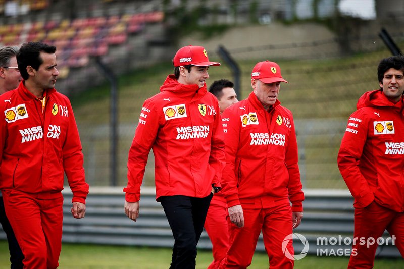 Charles Leclerc, Ferrari, ispeziona il circuito con il suo team