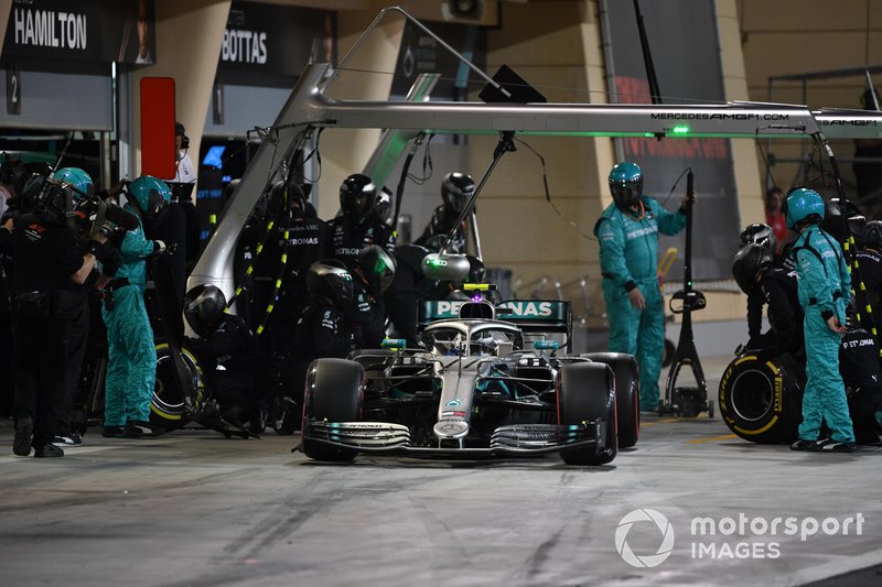 Valtteri Bottas, Mercedes AMG W10, sale de pits
