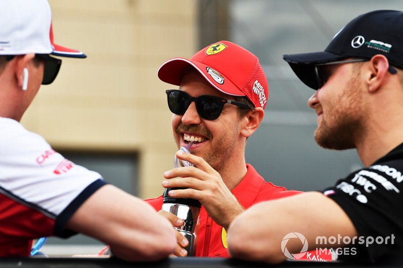 Kimi Raikkonen, Alfa Romeo Racing, Sebastian Vettel, Ferrari, ve Valtteri Bottas, Mercedes AMG F1, pilotlar geçit töreninde