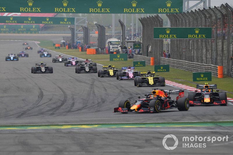 Max Verstappen, Red Bull Racing RB15, precede Pierre Gasly, Red Bull Racing RB15, Daniel Ricciardo, Renault F1 Team R.S.19, Sergio Perez, Racing Point RP19, Nico Hulkenberg, Renault F1 Team R.S. 19, e il resto del gruppo, nel giro di apertura