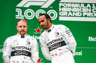 Valtteri Bottas, Mercedes AMG F1, deuxième, et Lewis Hamilton, Mercedes AMG F1, vainqueur, sur le podium