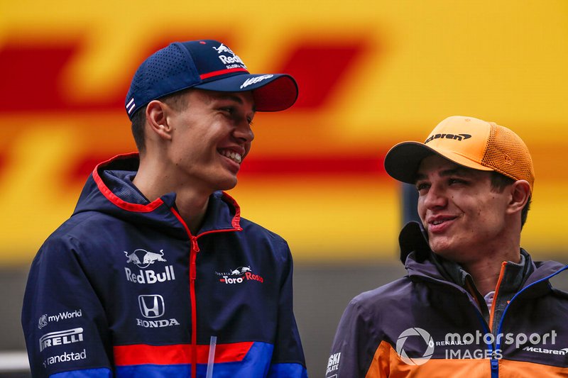 Alexander Albon, Toro Rosso, e Lando Norris, McLaren, durante la drivers parade