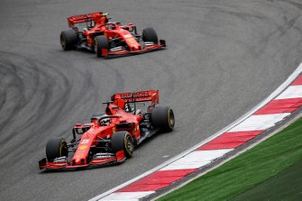 Sebastian Vettel, Ferrari SF90, voor Charles Leclerc, Ferrari SF90