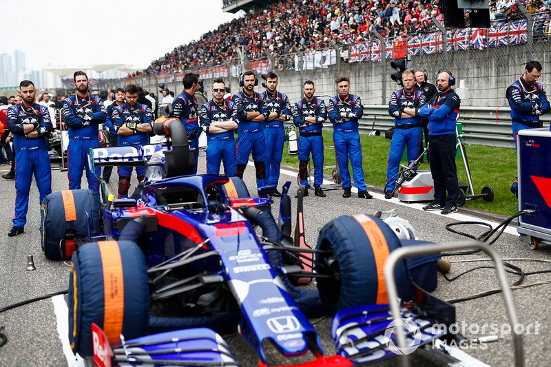 Meccanici Toro Rosso in griglia di partenza con la monoposto di Daniil Kvyat, Toro Rosso STR14