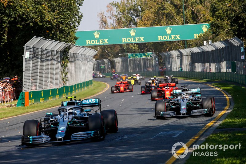 Valtteri Bottas, Mercedes AMG W10 y Lewis Hamilton, Mercedes AMG F1 W10 en la salida