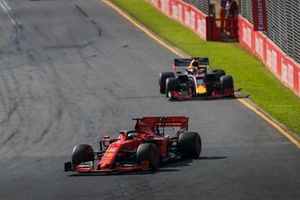 Sebastian Vettel, Ferrari SF90, voor Max Verstappen, Red Bull Racing RB15