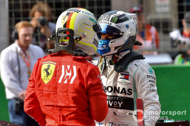 Sebastian Vettel, Ferrari, felicitó a Valtteri Bottas, Mercedes AMG F1 por su pole