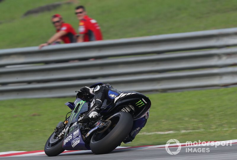 Maverick Vinales, Yamaha Factory Racing, beobachtet von Danilo Petrucci, Ducati Team