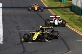 Nico Hulkenberg, Renault F1 Team R.S. 19, voor Kimi Raikkonen, Alfa Romeo Racing C38, en Lando Norris, McLaren MCL34