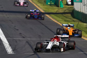Kimi Raikkonen, Alfa Romeo Racing C38, voor Lando Norris, McLaren MCL34, en Alexander Albon, Toro Rosso STR14