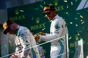 Lewis Hamilton, Mercedes AMG F1 en Valtteri Bottas, Mercedes AMG F1 op het podium