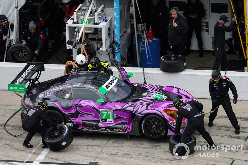 #71 P1 Motorsports Mercedes-AMG GT3, GTD: Maximilian Buhk, Fabian Schiller, Dominik Baumann, JC Perez, Pit Stop