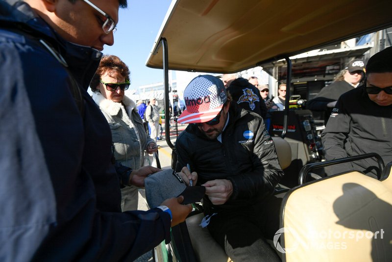 #10 Konica Minolta Cadillac DPi-V.R. Cadillac DPi, DPi: Fernando Alonso signing autographs on race morning.
