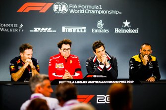Christian Horner, teambaas Red Bull Racing, Mattia Binotto, teambaas Ferrari, Toto Wolff, teambaas Mercedes AMG, en Cyril Abiteboul, teambaas Renault F1 Team