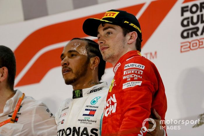 Lewis Hamilton, Mercedes AMG F1, 1° classificato, e Charles Leclerc, Ferrari, 3° classificato, sul podio